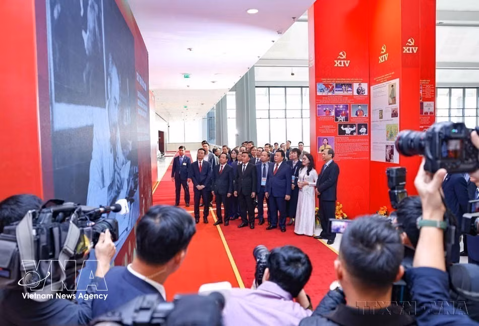 越南国会主席陈青敏参观2026年越南全国报刊展上的越南通讯社展区。图自越通社
