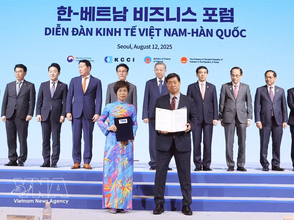 2025年8月12日在韩国，越南通讯社社长武越庄与韩国联合通讯社社长黄大一在越南与韩国经济论坛上交换了新阶段业务合作协议。图自越通社