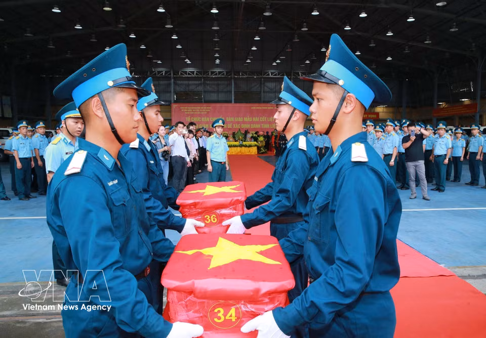 在嘉林机场举行庄重仪式，将烈士遗骸从飞机上移下，举行敬香祭奠仪式。图自越通社