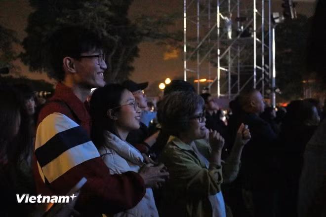 2025年越南幸福节音乐晚会通过音乐与艺术，生动展现一个开放、充满活力与幸福的越南形象，给国内外观众留下深刻印象。图自越通社