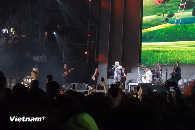墨西哥驻越南大使作为吉他手，与由越南、墨西哥、泰国（鼓手）和菲律宾（歌手）艺术家组成的“桥梁”乐队同台演出，展现文化交流的生动魅力。图自越通社