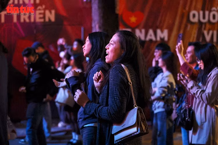 众多外国游客在音乐节现场驻足欣赏，与观众一同融入热烈而充满感情的艺术氛围。图自越通社
