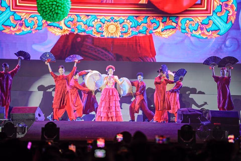 在越南幸福节音乐晚会上，青年歌手哈米欧演唱曲目《河内盲人曲》（Xẩm Hà Nội），为观众带来别具特色的传统音乐体验。图自越通社