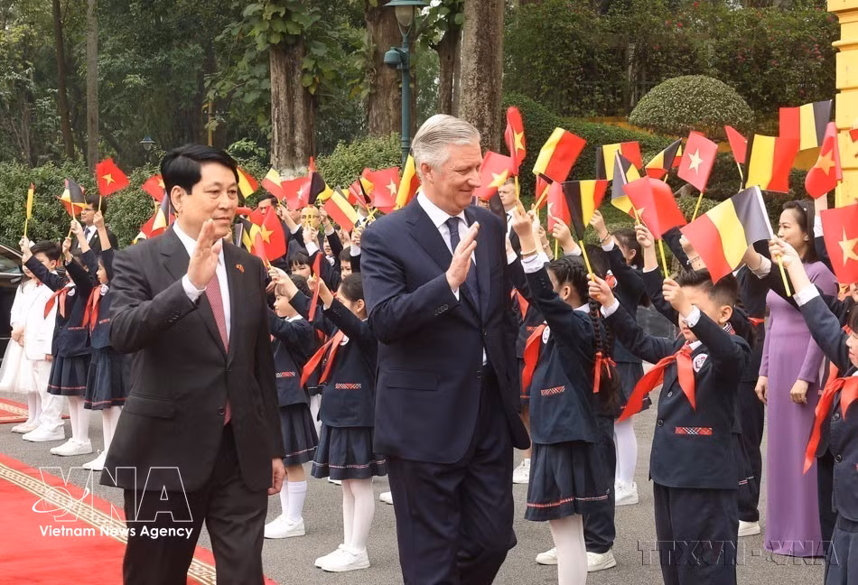 2025年4月1日，越南国家主席梁强偕夫人在河内主持仪式，欢迎比利时国王菲利普及王后的到访。图自越通社