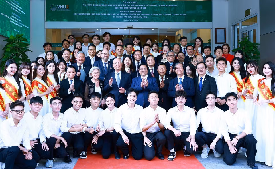 2024年10月7日，越南政府总理范明政与世界经济论坛创始人兼执行主席克劳斯·施瓦布在河内举行的主题为“在智能技术时代中定位越南——青年一代的愿景”交流会上与越南学生亲切交流。图自越通社