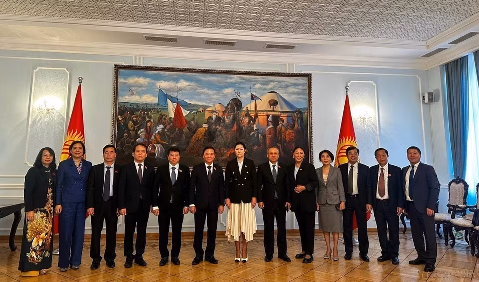 越南国会副主席阮克定（左六）于2023年9月29日至30日访问吉尔吉斯共和国期间，与吉尔吉斯斯坦最高委员会副主席Dzhamilia Isaeva （左七）举行会谈。图自越通社