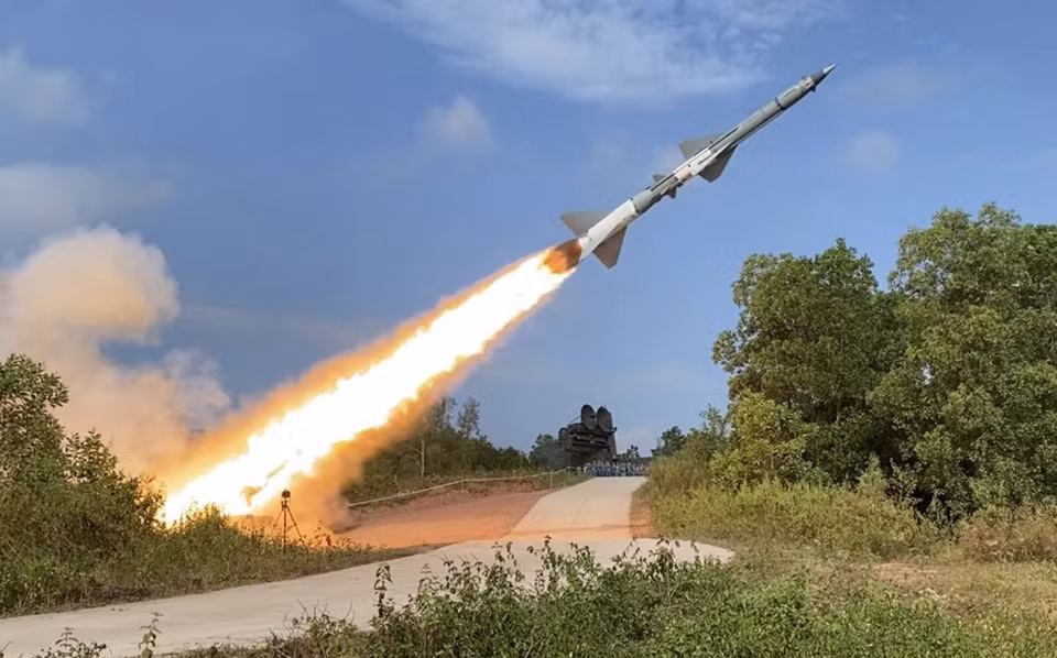 2022年11月17日，在空军防空军种组织的实弹演习中，C-75M3导弹从发射架升空命中目标。图自越通社