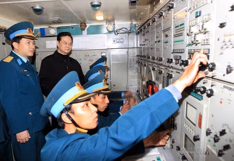 2013年1月13日，越南政府总理阮晋勇视察第361防空师第64防空导弹团的战备值勤工作。图自越通社
