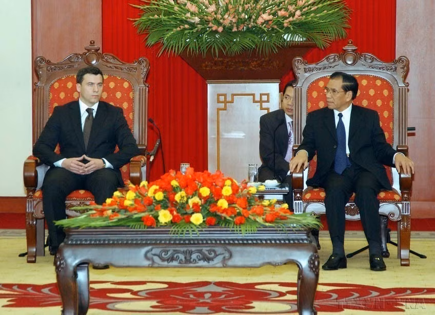 2007年12月4日在河内，越共中央总书记农德孟会见对越南进行访问的波兰民主左翼联盟主席沃伊切赫·欧雷尼查克。图自越通社
