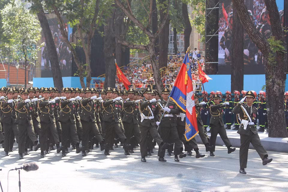 柬埔寨王家军参加纪念南方解放、国家统一50周年庆典阅兵彩排。图自 越通社