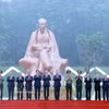 越共中央总书记、国家主席苏林和各位代表出席“胡志明主席与祖国山河盛会”塑像落成仪式。图自越通社