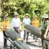 游客参观“传奇长山小道——指挥洞” 生态旅游区各种炸弹外壳展区。图自越通社