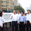 越共中央总书记、国家主席苏林检查经过纸桥坊的2.5环路项目。图自越通社