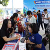 众多残疾人在“残疾人就业招聘会”上寻找就业机会。图自越通社