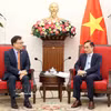 越共中央政治局委员、外交部长黎怀忠会见韩国驻越大使崔泳杉。图自越通社