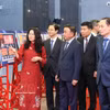 越共中央政治局委员、中央书记处常务书记陈锦秀与各位代表参观2025年民间外交工作成就图片展。图自越通社