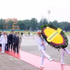 国国王玛哈·哇集拉隆功和王后苏提达·帕查拉素塔皮蒙拉前往胡志明主席陵敬献花圈并入陵瞻仰胡志明主席遗容。图自越通社