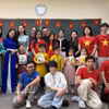 加拿大—越南文化与教育委员会和越南青年小组代表在由加拿大—越南文化与教育委员会举行的越南语教学活动上合影。图自越通社