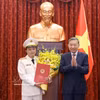 越共中央总书记、国家主席、人民武装力量统帅、国防与安全委员会主席苏林向公安部副部长邓鸿德授予晋升上将军衔决定。图自越通社