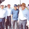 胡志明市人民委员会主席阮文得听取关于隆山液化天然气发电厂项目的报告。图自《人民报》