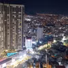 商业住宅和旅游项目点亮芽庄夜间城市景观。图自越通社