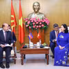 越南祖国阵线中央委员会主席裴氏明怀会见柬埔寨青年联合会高级代表团。图自越通社