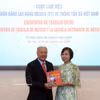 越南通讯社党委书记、社长、中央宣教部副部长武越庄向墨西哥劳动党总书记、参议员阿尔贝托·阿纳亚·古铁雷斯赠送关于越南革新40年的画册。图自越通社