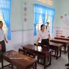 新隆岛乡文化社会科领导与新贵小学领导班子在新学年开始前检查学校基础设施。图片来源：越通社