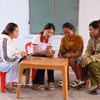 在庆和省中庆永乡，公共行政服务中心工作人员与社区数字技术小组成员密切配合，直接指导当地群众，主要是少数民族群众，通过数字平台办理行政手续。图片来源：越通社