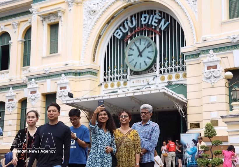 胡志明市中央邮政局一直是越南国内外游客青睐的旅游景点。图：越通社