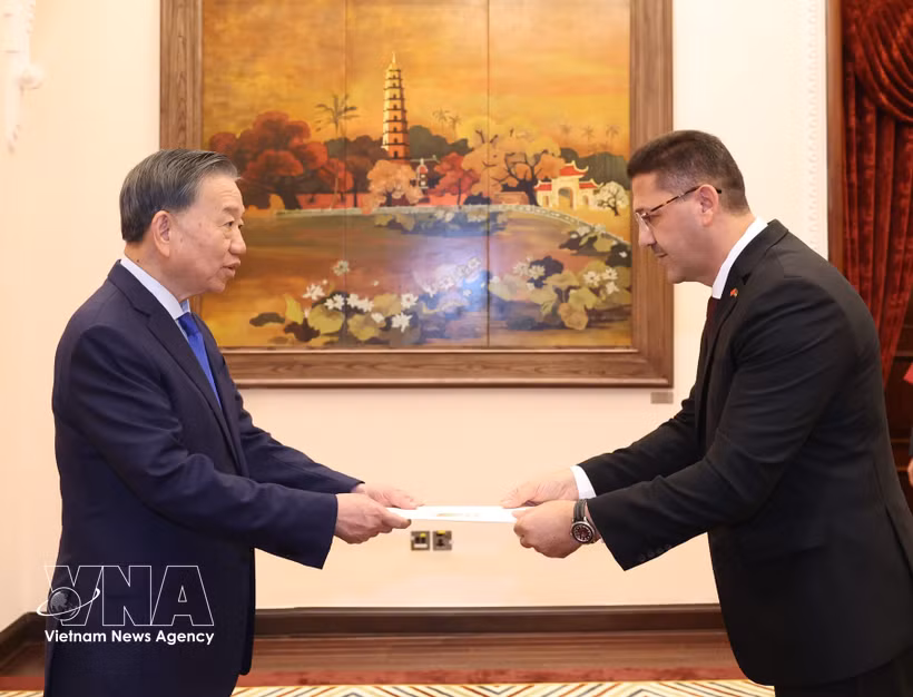 苏林总书记、国家主席会见巴勒斯坦大使沙迪·阿布·扎尔卡（Shadi Abu Zarqa）