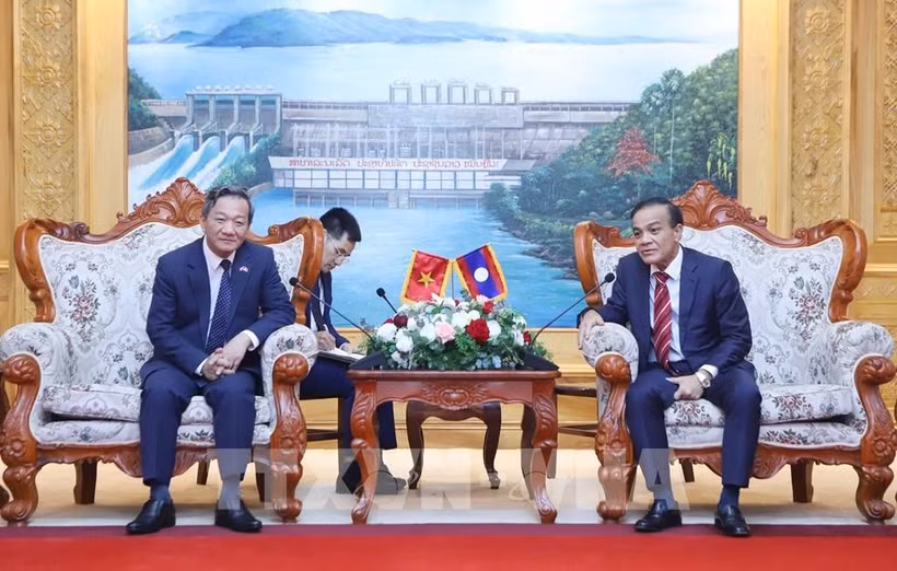 越南驻老挝大使阮明心与老挝党中央委员、万象省委书记、省人民议会主席蓬塔努佩·赛颂巴举行工作会谈 图自越通社