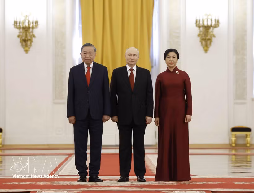 俄罗斯总统弗拉基米尔·普京与越共中央总书记、国家主席苏林及夫人合影。图自越通社 