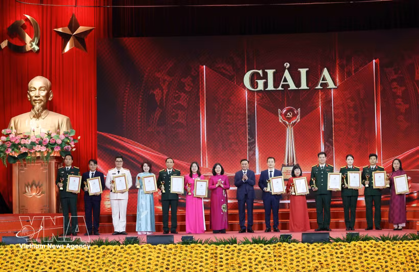 越共中央政治局委员、中央书记处常务书记、中央第35号指导委员会主任陈锦秀，越共中央政治局委员、中央书记处书记、中央祖国阵线及各群众团体党委书记、越南祖国阵线中央委员会主席裴氏明怀向一等奖获得者颁奖。图：越通社