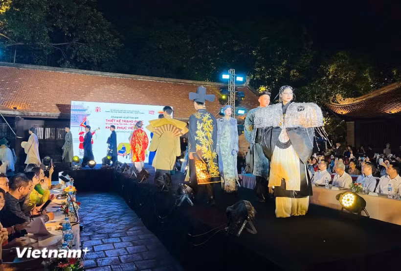 入围决赛的15套科举服饰全景。图自：Vietnam+