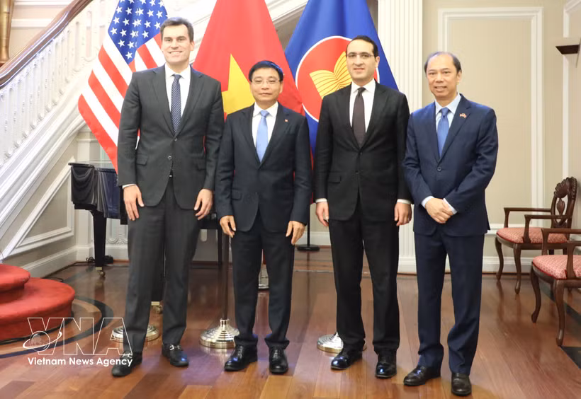 越南政府副总理阮文胜与美国商务部副部长杰弗里·凯斯勒（右二）和副部长威廉·金米特（最右）合影。图自 越通社。