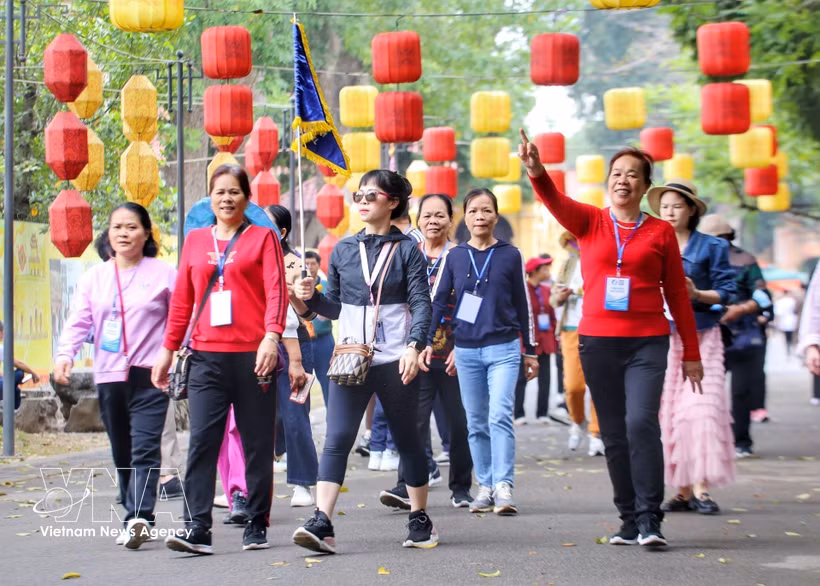  中国旅游团参观升龙皇城中心遗址。图：越通社 