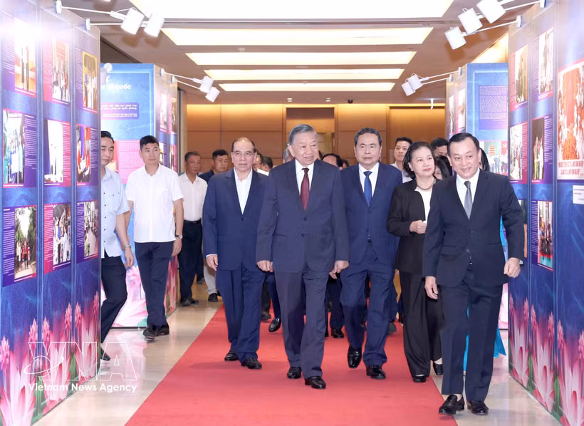 越共中央总书记、国家主席苏林与各位代表参观“平凡而高尚的榜样”展览。图自越通社