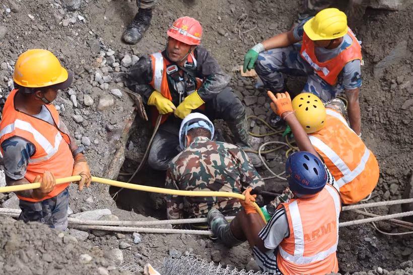 2026年9月4日，在尼泊尔拉苏瓦县特里舒尔3A水电站隧道内，救援人员营救被山洪困住的工人。图：新华社/越通社