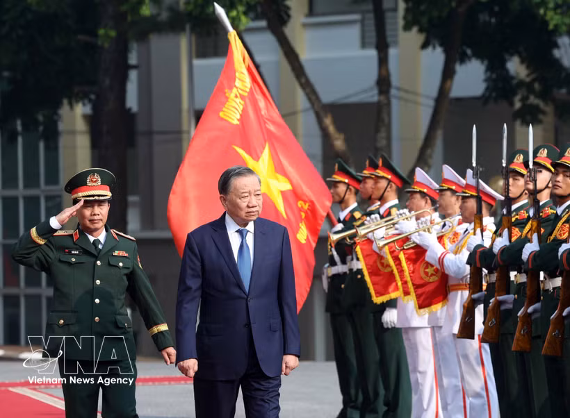 越共中央总书记、国家主席、中央军委书记苏林在纪念活动上检阅仪仗队。图自越通社