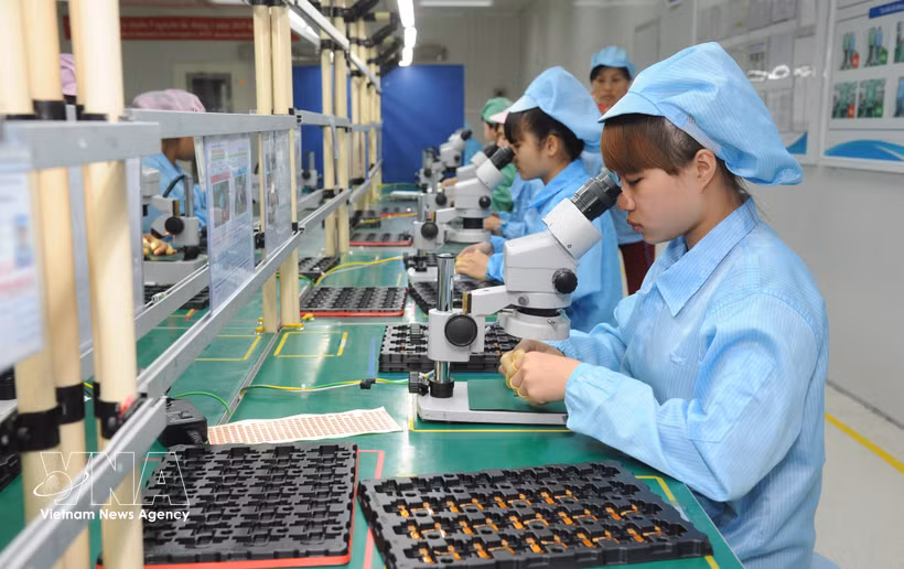 北宁省廷蘸工业区 Vietonic 公司在产品出厂前进行质量检查。图自越通社