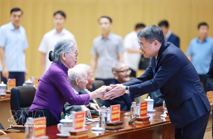 黎明兴在海防市党委举行的80年、70年党龄勋章颁发仪式上发表讲话。图片来源：越通社