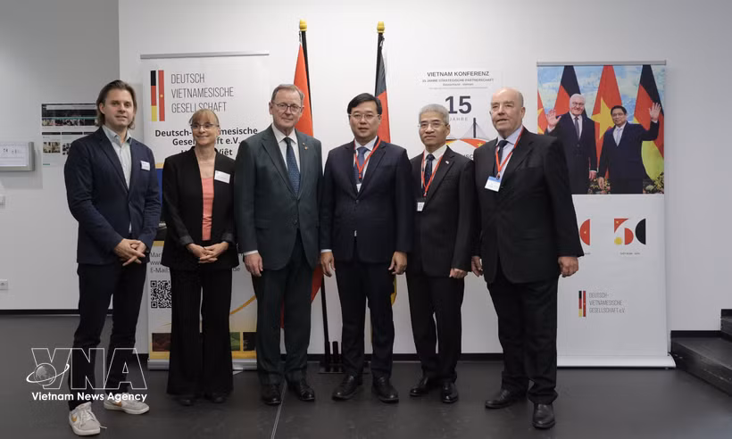 越共中央委员、胡志明市委常务副书记黎国风与德国联邦议院副议长博多·拉梅洛（Bodo Ramelow）、越南驻德大使阮德成（右二）以及德越协会主席罗尔夫·舒尔茨（Rolf Schulze，右一）合影。图自越通社
