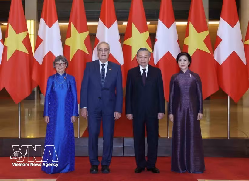 越共中央总书记、国家主席苏林主持仪式，欢迎瑞士联邦主席对越南进行正式访问 图自越通社