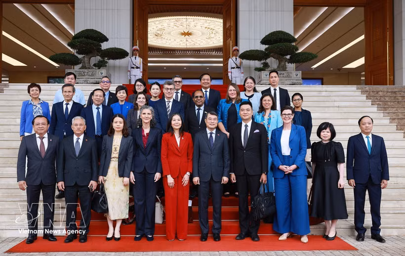 越南政府总理黎明兴会见联合国驻越南常驻协调员兼联合国驻越南各机构首席代表宝琳·塔梅西斯（Pauline Tamesis）。图自越通社