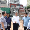 越共中央总书记、国家主席苏林实地考察环城1号公路（黄球—跪象段）投资建设项目。图片来源：越通社。