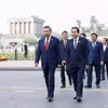 会前，越南党和国家领导人、越南祖国阵线领导人及国会代表向胡志明主席陵敬献花圈，并瞻仰胡志明主席陵 图自越通社