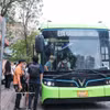 河内明开路，乘客乘坐电动公交车。图：越通社 