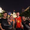 外国游客融入胡志明市市中心国庆夜晚的热闹氛围。图自越通社