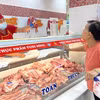在胡志明市李常杰Co.opmart超市的Vissan柜台，市民正在购买猪肉。图自越通社